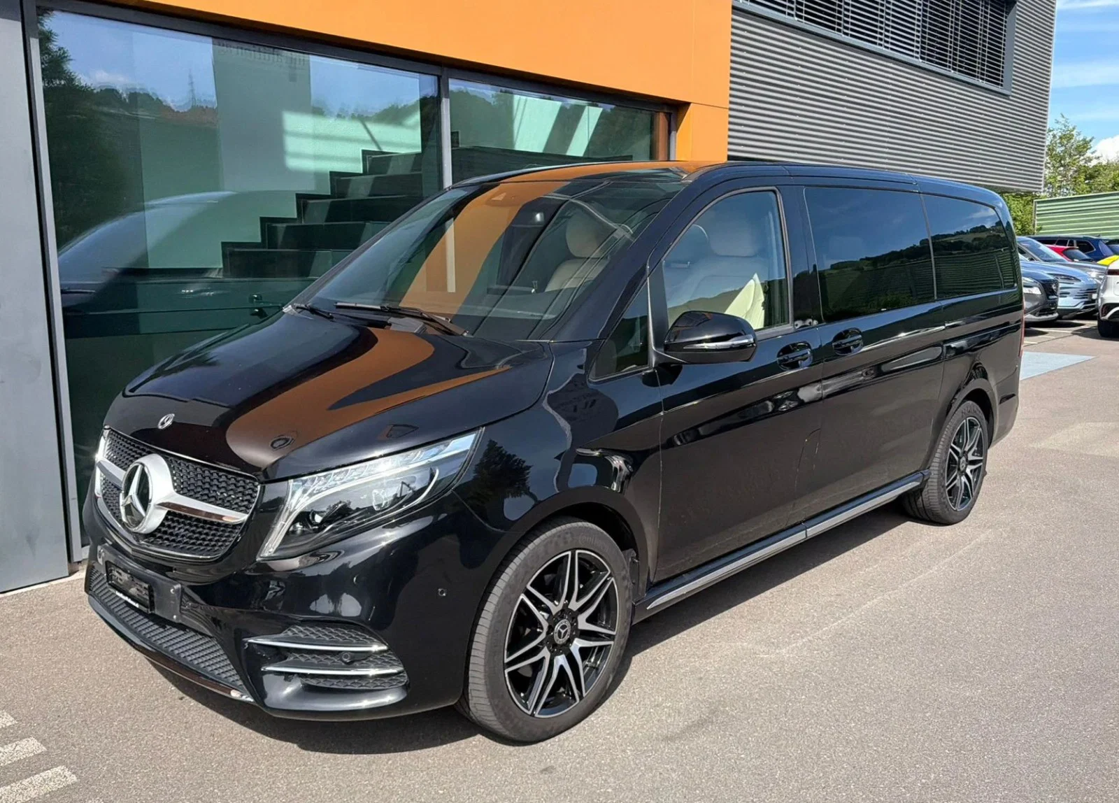 Mercedes V-Klasse von Orange Taxi Basel – gepflegt und professionell